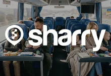 Sharry на фоне семьи с детьми, которые едут в автобусе