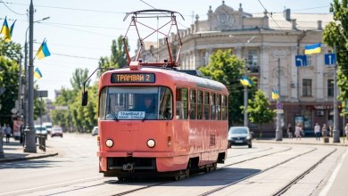 Трамвай №2 у Дніпрі на маршруті від залізничного вокзалу до вулиці Селецької, сучасний вагон на коліях.