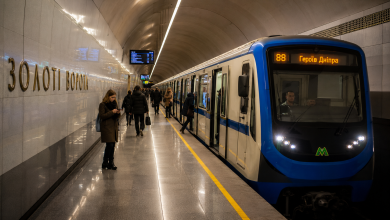 Потяг метро Києва на платформі