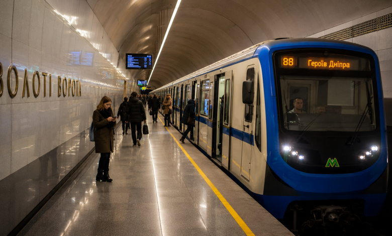 Потяг метро Києва на платформі