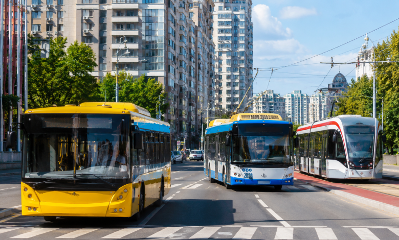 Тарифи на проїзд 2026 – сучасний громадський транспорт у великому українському місті