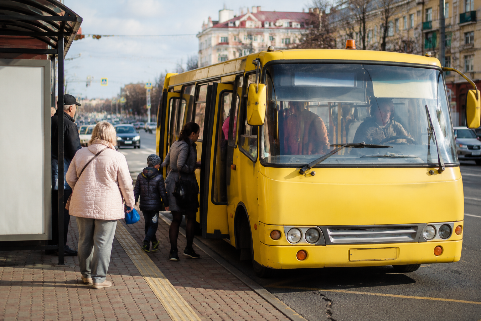 110 маршрутка Житомир – зупинка з пасажирами у міському середовищі