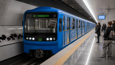 Потяг метро Дніпра на станції