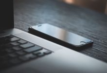Смартфон і ноутбук на робочому столі