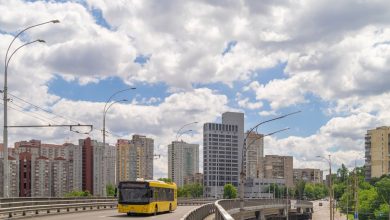 Міський автобус на маршруті в українському місті