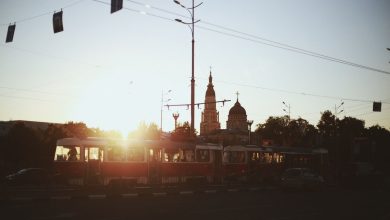 Трамвай на міській вулиці в українському місті на заході сонця