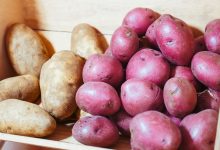 Картопля у дерев’яному ящику для зберігання