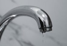 Крапля води з хромованого крана