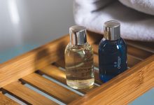 Две бутылочки моющих средств на бамбуковой подставке